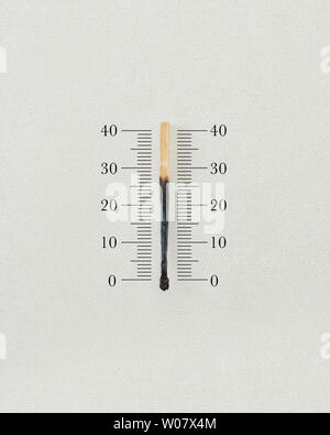 Faite par un thermomètre match brûlés sur fond blanc. Banque D'Images