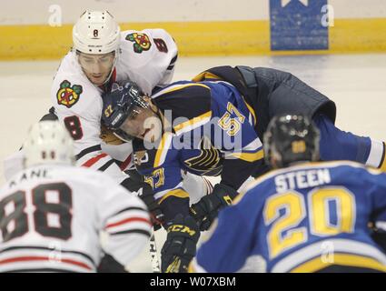 Saint Louis Blues David Perron battles Blackhawks de Chicago Nick Schmaltz pour la rondelle dans la première période à la Scottrade Center à St Louis le 9 novembre 2016. Photo de Bill Greenblatt/UPI Banque D'Images