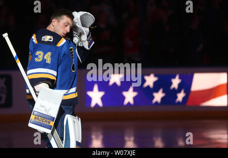 Le gardien des Blues de Saint-Louis Jake Allen enlève son masque pour l'hymne national avant un match contre les Blackhawks de Chicago au Scottrade Center à St Louis le 17 décembre 2016. Photo de Bill Greenblatt/UPI Banque D'Images