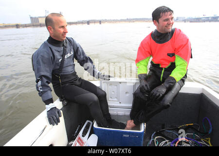 Les skieurs Monty Webster de Godfrey, Illinois (L) et Verne Hoge de Hardin, Illinois, essayez de rester au chaud dans des températures de 40 degrés en collant les pieds dans l'eau chaude dans un bateau après avoir effectué dans le rapport annuel du Jour de l'événement de ski nautique sur le fleuve Mississippi à St Louis le 1 janvier 2017. Cette année marque la 31e année paricipants ont skié le jour du Nouvel An et les recettes serviront à aider les enfants à apprendre à diabled ski nautique pendant les camps d'été. Photo de Bill Greenblatt/UPI Banque D'Images