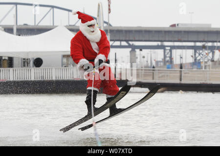 Kevin Day skieur effectue l'acrobatie dans un costume père noël au cours de l'assemblée annuelle du Jour de l'événement de ski nautique sur le fleuve Mississippi à St Louis le 1 janvier 2017. Cette année marque le 31e jour de l'année de l'eau a skié le jour du Nouvel An et les recettes serviront à aider les enfants à apprendre à diabled ski nautique pendant les camps d'été. Photo de Bill Greenblatt/UPI Banque D'Images