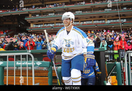 Membre de la renommée du hockey Chris Pronger promenades sur le terrain au Busch Stadium de Saint-Louis le 8 janvier 2017. Les Blues de Saint-Louis Cardinals de Saint-Louis et des anciens de l'alumni a joué un jeu sur la glace au Busch Stadium, où le NHL Winter Classic jeu a été joué la semaine dernière. Photo de Bill Greenblatt/UPI Banque D'Images