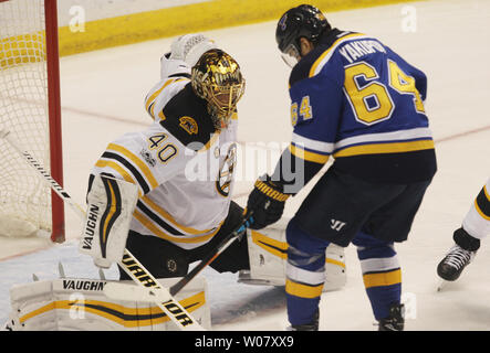 Le gardien des Bruins de Boston Tuukka Rask de Finlande à coup d'un tir au but par Saint Louis Blues Nail Yakupov de la Russie dans la première période à la Scottrade Center à St Louis le 10 janvier 2017. Photo de Bill Greenblatt/UPI Banque D'Images