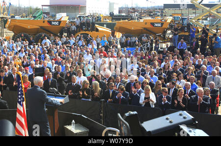 Vice-président Mike Pence, allocution à l'occasion d'un événement privé à Fabick Société Tracteur de Fenton, Missouri le 22 février 2017. Pence a parlé de la rationalisation de la réglementation gouvernementale et d'aider les petites entreprises à réussir. Photo de Bill Greenblatt/UPI Banque D'Images