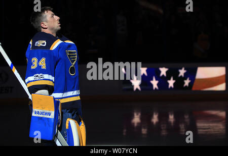 Le gardien des Blues de Saint-Louis Jake Allen est l'acronyme de l'hymne national avant un match contre les Ducks d'Anaheim au Scottrade Center à St Louis le 10 mars 2017. Photo de Bill Greenblatt/UPI Banque D'Images