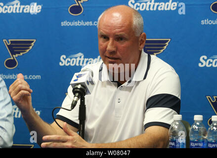 Directeur général des Blues de Saint-Louis, Doug Armstrong répond à une question des journalistes au Scottrade Center à St Louis le 9 mai 2017. Les Bleus ont été éliminés des séries éliminatoires de la Coupe Stanley après avoir été vaincus par les Predators de Nashville, quatre jeux à deux, au deuxième tour. Photo de Bill Greenblatt/UPI Banque D'Images