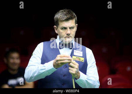 Ryan Jour de galles les craies son cue qu'il estime une tourné à Malte dans le groupe d match pendant la Coupe du monde de snooker 2019 Beverly à Wuxi city, Jiangsu province de Chine orientale, le 26 juin 2019. Le Pays de Galles a battu Malte 4-1. Banque D'Images