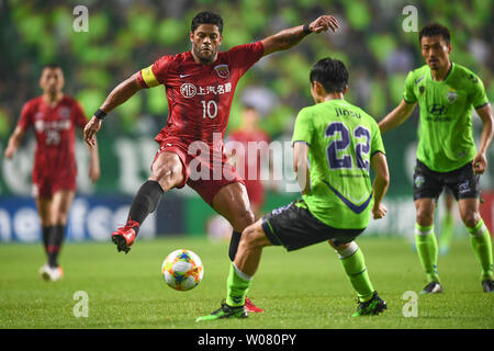 Joueur de football brésilien, Givanildo Vieira de Sousa, connu sous le nom de Hulk, à gauche, de Chine à Shanghai EPOP C.F. passe le ballon contre Kim Jin-su, de Corée du Sud de Jeonbuk Hyundai Motors C.F. dans le quart de finale lors de la Ligue des Champions de l'AFC 2019 à Jeonju, Corée du Sud, 26 juin 2019. Shanghai EPOP sanctions nécessaires pour assurer leur place en quart de finale de la Ligue des Champions de l'AFC le mercredi, avec l'Oscar de la notation final spot-kick de prendre la Super League chinoise depuis deux champions vainqueurs Jeonbuk Hyundai Motors avec un 5-3 tirs de gagner. Banque D'Images