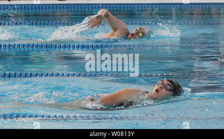 Les jeunes adultes nagent dans les températures à 90 degrés supérieur au cours d'une baignade rencontrez au Sunset HIlls city dans la piscine Sunset Hills, Missouri le 20 juillet 2017. Le swim meet a été forcé de commencer trois heures plus tard au crépuscule en raison de températures supérieures à 100 degrés le jour. Photo de Bill Greenblatt/UPI Banque D'Images