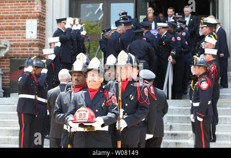 Service d'incendie de Saint Louis les membres de la garde d'honneur à la tête d'une procession de St. Louis feu le capitaine John Kemper après les funérailles à Harris Stowe State College à St Louis le 21 juillet 2017. Kemper est décédé le 12 juillet, à la suite de blessures subies lors d'une maison vide fire le 5 juillet 2017. Photo de Bill Greenblatt (UPI) Banque D'Images