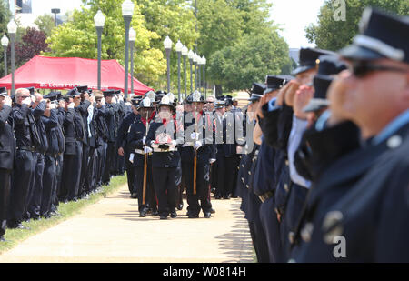 Service d'incendie de Saint Louis les membres de la garde d'honneur à la tête d'une procession de St. Louis feu le capitaine John Kemper que d'autres services funéraires suivantes salut à Harris Stowe State College à St Louis le 21 juillet 2017. Kemper est décédé le 12 juillet, à la suite de blessures subies lors d'une maison vide fire le 5 juillet 2017. Photo de Bill Greenblatt (UPI) Banque D'Images