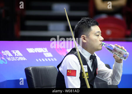 Ding Junhui de Chine a réagit comme il fait concurrence à l'encontre de l'Autriche dans le groupe un match pendant la Coupe du monde de snooker 2019 Beverly à Wuxi city, Jiangsu province de Chine orientale, le 26 juin 2019. La Chine a battu l'Autriche 4-1. Banque D'Images