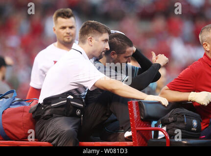 Le lanceur partant Arizona Diamondbacks Robbie Ray donne un coup de pouce après avoir été frappé à la tête par une ligne de route le départ de Saint Louis Cardinals Luc voit dans la deuxième manche au Busch Stadium de Saint-Louis Le 28 juillet 2017. Ray a été prise hors du terrain par panier comme voit les montres et transportés dans un hôpital local. Photo de Bill Greenblatt/UPI Banque D'Images