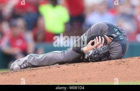 Le lanceur partant Arizona Diamondbacks Robbie Ray s'empare de sa tête après avoir été frappé par une ligne de route le départ de Saint Louis Cardinals Luc voit dans la deuxième manche au Busch Stadium de Saint-Louis Le 28 juillet 2017. Ray a été prise hors du terrain par panier et transportés dans un hôpital local. Photo de Bill Greenblatt/UPI Banque D'Images