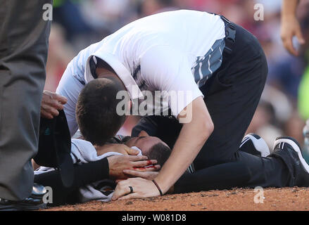 Le lanceur partant Arizona Diamondbacks Robbie Ray est pris en charge par le personnel médical après avoir été frappé à la tête par une ligne de route le départ de Saint Louis Cardinals Luc voit dans la deuxième manche au Busch Stadium de Saint-Louis Le 28 juillet 2017. Ray a été prise hors du terrain par panier et transportés dans un hôpital local. Photo de Bill Greenblatt/UPI Banque D'Images