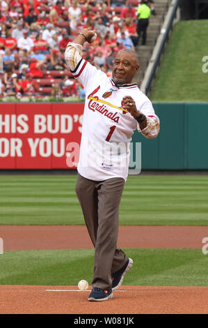 National Baseball Hall of Fame membre et ancien membre de l'Ozzie Smith, 2001 à 2005, lance une première balle de cérémonie au cours d'une année 30 runion de la Ligue nationale penant large Cardinals de Saint-Louis, l'équipe avant l'Braves-St d'Atlanta. Louis Cardinals match de baseball à Busch Stadium à St Louis le 12 août 2017. Photo de Bill Greenblatt/UPI Banque D'Images