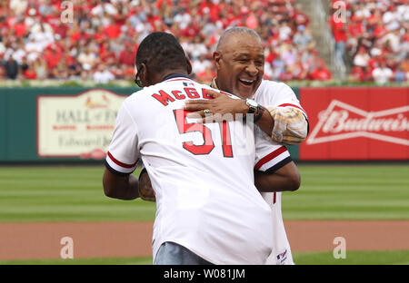 National Baseball Hall of Fame membre et ancien membre de l'Ozzie Smith, 2001 à 2005, épouse de son ancien coéquipier Willie McGee après un premier lancer de cérémonie au cours d'une année 30 runion de la Ligue nationale penant large Cardinals de Saint-Louis, l'équipe avant l'Braves-St d'Atlanta. Louis Cardinals match de baseball à Busch Stadium à St Louis le 12 août 2017. Photo de Bill Greenblatt/UPI Banque D'Images