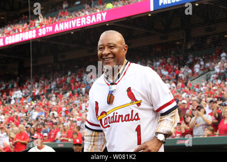 National Baseball Hall of Fame membre et ancien membre de la St. Louis Cardinals Ozzie Smith, promenades sur le terrain au cours d'une année de la runion 30 1987 Ligue Nationale pennant large Cardinals de Saint-Louis, l'équipe avant l'Braves-St d'Atlanta. Louis Cardinals match de baseball à Busch Stadium à St Louis le 12 août 2017. Photo de Bill Greenblatt/UPI Banque D'Images
