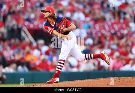Cardinals de Saint-Louis le lanceur partant Mike Leake fournit un emplacement pour les Rays de Tampa Bay en première manche au Busch Stadium de Saint-Louis Le 26 août 2017. Photo de Bill Greenblatt/UPI Banque D'Images