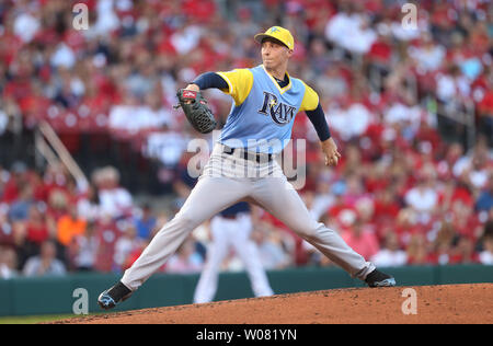 Rays de Tampa Bay le lanceur partant Blake Snell livre un pitch au St. Louis Cardinals en première manche au Busch Stadium de Saint-Louis Le 26 août 2017. Photo de Bill Greenblatt/UPI Banque D'Images