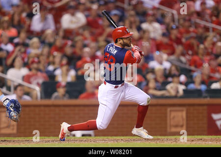 Cardinals de Saint-Louis Tommy Pham balançoires frapper un home run run deux walkoff en neuvième manche contre les Rays de Tampa Bay au Busch Stadium de Saint-Louis Le 26 août 2017. Le score final était saint Louis 6, Tampa Bay 4. Photo de Bill Greenblatt/UPI Banque D'Images