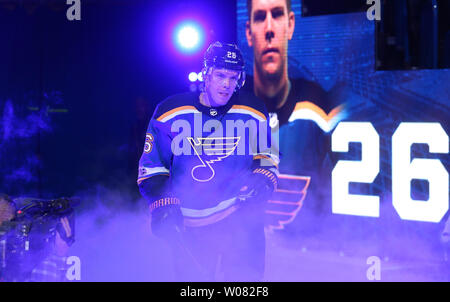 Saint Louis Blues Paul Stastny est présenté avant l'ouverture à domicile contre les Stars de Dallas au Scottrade Center à St Louis le 7 octobre 2017. Photo de BIll Greenblatt/UPI Banque D'Images