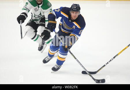 Saint Louis Blues Jaden Schwartz tire le palet contre les Stars de Dallas au cours de la première période à la Scottrade Center à St Louis le 7 octobre 2017. Photo de BIll Greenblatt/UPI Banque D'Images