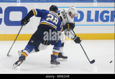 Saint Louis Blues Kyle Brodziak utilise son gant à la lenteur des Kings de Los Angeles Dustin Brown dans la première période à la Scottrade Center à St Louis le 30 octobre 2017. Photo de Bill Greenblatt/UPI Banque D'Images