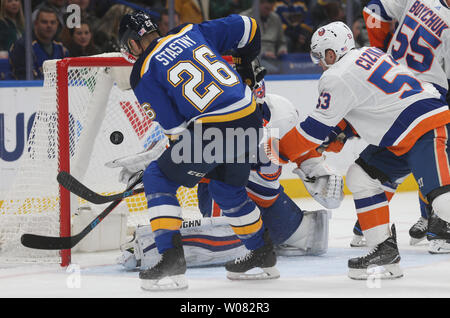 Saint Louis Blues Paul Stastny tente de frapper la rondelle dans l'air en face de New York Islanders Thomas Greiss gardien centre et Casey Cizikas dans la première période à la Scottrade Center à St Louis le 11 novembre 2017. Photo de Bill Greenblatt/UPI Banque D'Images