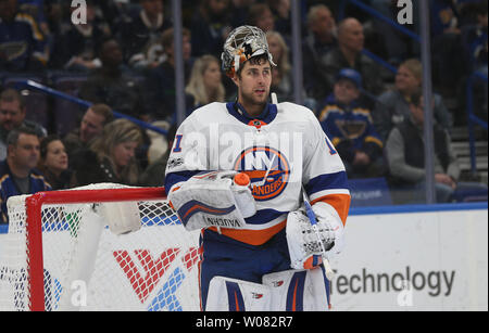 Islanders de New York Thomas Greiss gardien prend une pause pendant un temps d'arrêt contre le Blues de Saint-Louis au cours de la première période à la Scottrade Center à St Louis le 11 novembre 2017. Photo de Bill Greenblatt/UPI Banque D'Images