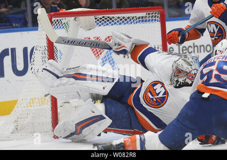 Islanders de New York Thomas Greiss gardien fait un kick enregistrer sur un puck tourné par les Blues de Saint-Louis dans la première période à la Scottrade Center à St Louis le 11 novembre 2017. Photo de Bill Greenblatt/UPI Banque D'Images