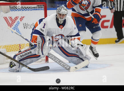 Islanders de New York Thomas Greiss gardien garde un œil sur une rondelle dans la première période contre les Blues de Saint-Louis au Scottrade Center à St Louis le 11 novembre 2017. Photo de Bill Greenblatt/UPI Banque D'Images