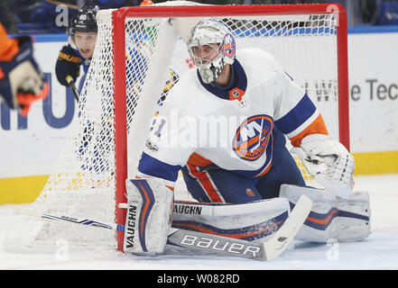 Islanders de New York Thomas Greiss gardien protège son filet en première période contre les Blues de Saint-Louis au Scottrade Center à St Louis le 11 novembre 2017. Photo de Bill Greenblatt/UPI Banque D'Images