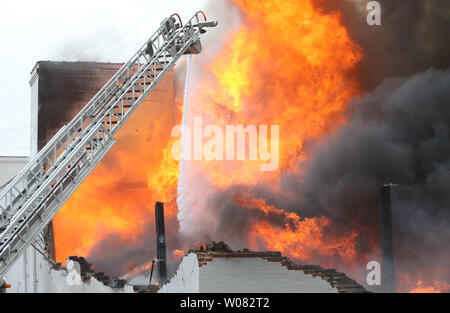 Un incendie fait rage hors de contrôle dans un entrepôt de murs après s'est effondré lors d'un cinq-alarme de feu à St Louis le 15 novembre 2017. Près de 200 pompiers de Saint-Louis ont combattu l'entrepôt contenant de nombreux produits de papier et près de 200 000 bougies. Photo de Bill Greenblatt/UPI Banque D'Images