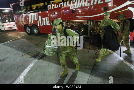 Les soldats de Fort Leonard Wood transporter leurs sacs de bus dans les heures tôt le matin à leur arrivée à Saint Louis-Lambert pour International Maison de congé à St Louis le 21 décembre 2017. Près de 4 000 hommes et femmes de l'armée centre de formation qui bord des avions pour aller à la maison pour deux semaines pour fêter les vacances de Noël. Photo de Bill Greenblatt/UPI Banque D'Images
