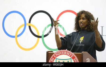 L'ancien médaillé d'or olympique Jacki Joyner-Kersee adresse la foule à l'Université Washington à Saint Louis le 5 février 2018, après qu'il a été annoncé qu'un héritage olympique a été formé qui se rappelle les Jeux Olympiques d'été qui ont eu lieu sur le campus en 1904. Le projet a été approuvé par le Comité International Olympique qui permettra l'affichage des anneaux olympiques. Saint Louis est l'un des 23 villes dans le monde et trois aux membres d'accueillir les Jeux d'été. L'objectif du projet est d'inspirer la fierté et sensibilisation à St Louis' affiliation olympique et t Banque D'Images