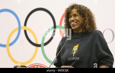 L'ancien médaillé d'or olympique Jacki Joyner-Kersee adresse la foule à l'Université Washington à Saint Louis le 5 février 2018, après qu'il a été annoncé qu'un héritage olympique a été formé qui se rappelle les Jeux Olympiques d'été qui ont eu lieu sur le campus en 1904. Le projet a été approuvé par le Comité International Olympique qui permettra l'affichage des anneaux olympiques. Saint Louis est l'un des 23 villes dans le monde et trois aux membres d'accueillir les Jeux d'été. L'objectif du projet est d'inspirer la fierté et sensibilisation à St Louis' affiliation olympique et t Banque D'Images