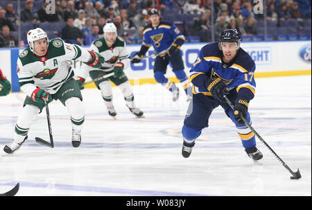 Saint Louis Blues Jaden Schwartz fait progresser la rondelle dans le Minnesota Wild zone dans la première période à la Scottrade Center à St Louis le 6 février 2018. Photo de Bill Greenblatt/UPI Banque D'Images