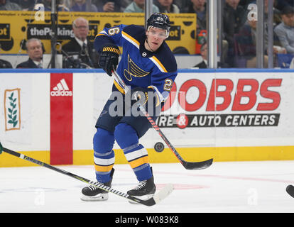 Saint Louis Blues Paul Stastny passe la rondelle dans le Minnesota Wild zone dans la première période à la Scottrade Center à St Louis le 6 février 2018. Photo de Bill Greenblatt/UPI Banque D'Images