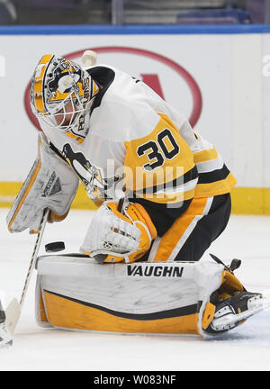 Le gardien des Penguins de Pittsburgh Matt Murray garde les yeux sur la rondelle dans la première période contre les Blues de Saint-Louis au Scottrade Center à St Louis le 11 février 2018. Pittsburgh défait 4-1 St louis. Photo de Bill Greenblatt/UPI Banque D'Images