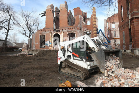 Un travailleur de la construction briques dumps qui sont nettoyés comme le démontage se poursuit à la maison à St Louis Clemens le 14 février 2018. La maison Clemens, qui a brûlé en juillet, était jadis la propriété de James Clemens, un parent de Mark Twain et construit en 1860. Des équipes ont été sauver ce qu'ils peuvent à partir de l'hôtel particulier et l'espoir de reconstruire une partie de l'hôtel particulier dans le musée de la ville. Les historiens disent qu'Twain séjour à l'accueil lors de voyages à Saint Louis. Photo de Bill Greenblatt/UPI Banque D'Images