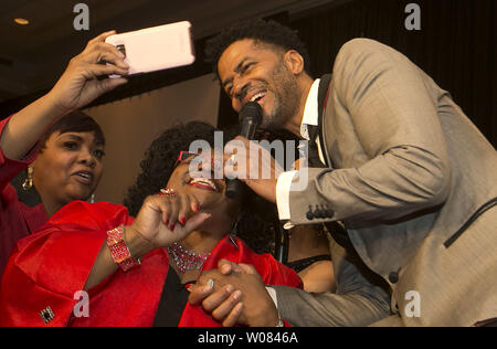 Chanteur Eric Benet s'arrête pour prendre une photo avec des fans alors qu'il se produit dans la Nul Metropolitian Gala du Centenaire St Louis célébration à Saint-Louis le 24 mars 2018. Photo de Bill Greenblatt/UPI Banque D'Images