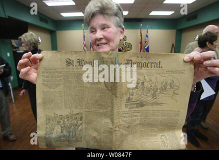 Jane Behlmann, archiviste pour les Sœurs de Saint Joseph de Carondelet, est titulaire d'un 25 avril 1896, copie de l'ancien St Louis Globe journal démocrate pendant la cérémonie d'ouverture d'une capsule de temps à St Louis Le 28 mars 2018. Le vieux 120 time capsule a été découvert après l'enlèvement de rouble, d'une chapelle et l'ancien Clemens home après un incendie en juillet 2017. La maison historique de James Clemens Jr., l'oncle de Mark Twain, était un hôtel particulier de style néo-grec où Twain a visité plusieurs fois. Autres éléments inclus livres, pièces de monnaie, bijoux et statuettes. Photo de Bill Greenblatt/UPI Banque D'Images