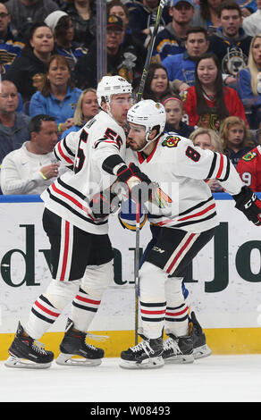 Blackhawks de Chicago Blake Hillman (L) et Nick Schmaltz fusionnent dans la première période contre les Blues de Saint-Louis au Scottrade Center à St Louis le 4 avril 2018. Photo de Bill Greenblatt/UPI Banque D'Images