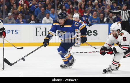 Saint Louis Blues Jaden Schwartz utilise son bâton pour abattre un avion d'puck en face de Blackhawks de Chicago Nick Schmaltz, dans la première période à la Scottrade Center à St Louis le 4 avril 2018. Photo de Bill Greenblatt/UPI Banque D'Images