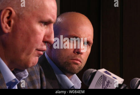 Blues de Saint-Louis L'entraîneur-chef Mike Yeo montres en tant que directeur général, Doug Armstrong parle de la saison décevante avec des journalistes à l'Scottrade Center à St Louis le 10 avril 2018. Photo de Bill Greenblatt/UPI Banque D'Images