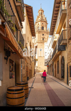 Femme marche le long d'une rue à Haro une ville dans la province de La Rioja au nord de l'Espagne Banque D'Images