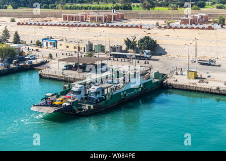 Ismailia, Egypte - Novembre 5, 2017 : Sarabum ferry-boat amarré à la rive sur le Canal de Suez près d'Ismaïlia, Egypte. Banque D'Images