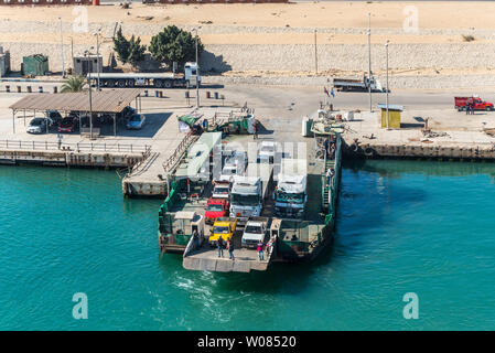 Ismailia, Egypte - Novembre 5, 2017 : Sarabum ferry-boat amarré à la rive sur le Canal de Suez près d'Ismaïlia, Egypte. Banque D'Images