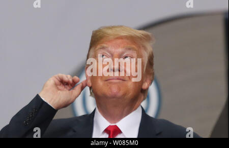 Le président américain, Donald J. Trump reconnaît la foule en tenant son oreille après la visite de l'United States Steel Granite City travaille à Granite City, New York le 26 juillet 2018. Le président a rencontré des métallurgistes unis d'atout qui disent ses tarifs sur l'acier importé a abouti à la réouverture de l'usine d'acier une fois ideled la création d'emplois pour près de 600 personnes. Photo de Bill Greenblatt/UPI Banque D'Images